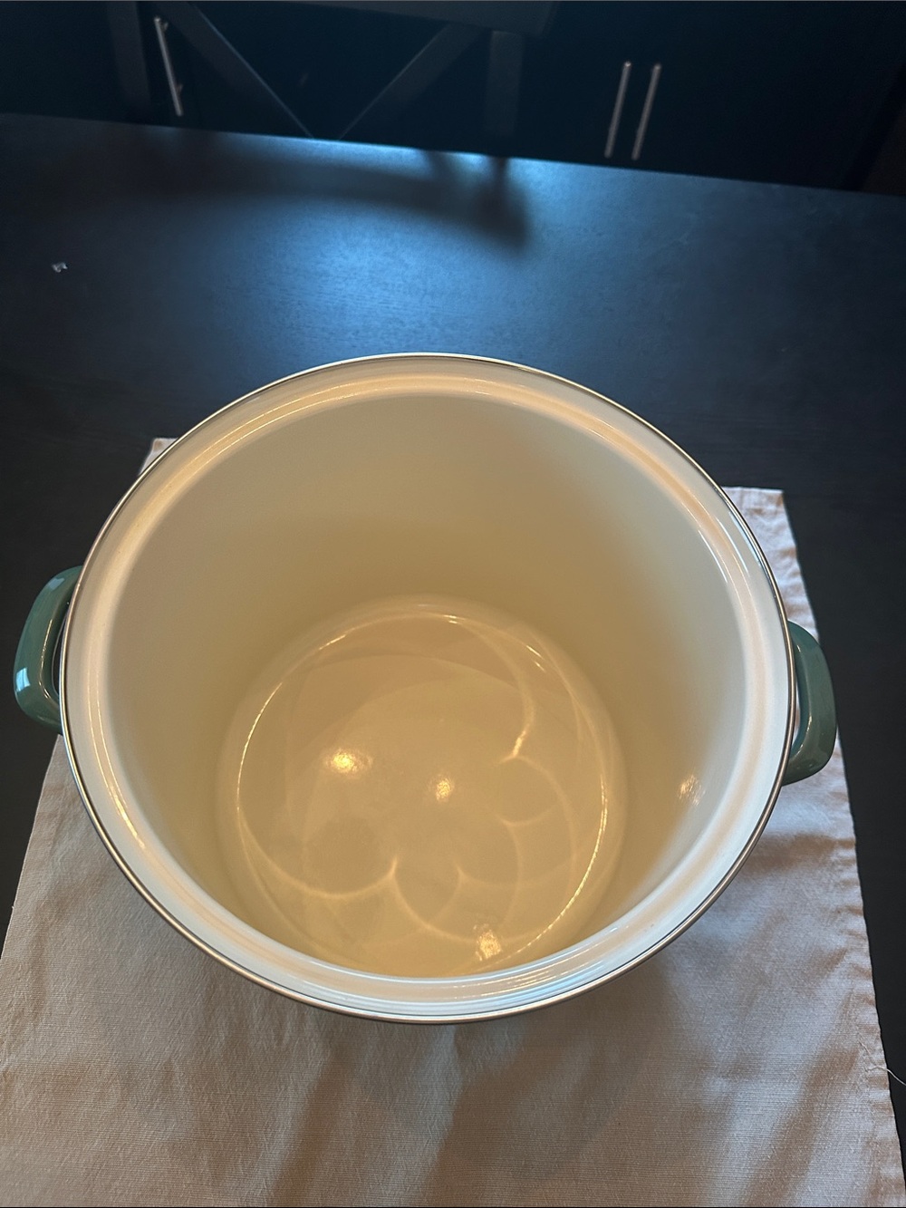 Le Creuset Enamel Stock Pot with Lid - Artichaute 10 QT - Picture 3 of 5